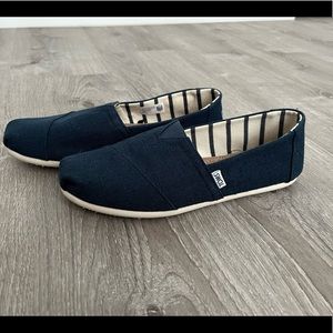 Unisex navy blue Toms